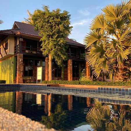 The Chevalley Beach Resort Satun Extérieur photo
