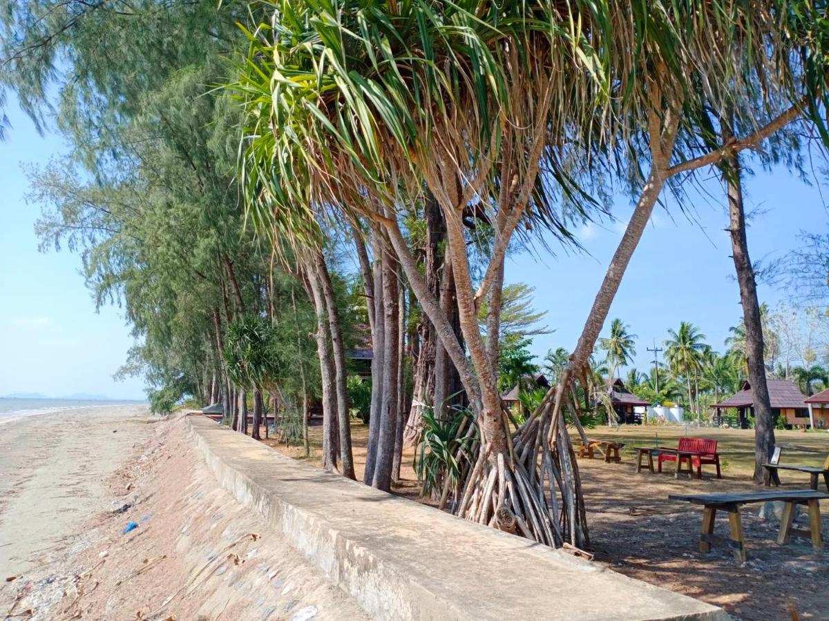 The Chevalley Beach Resort Satun Extérieur photo