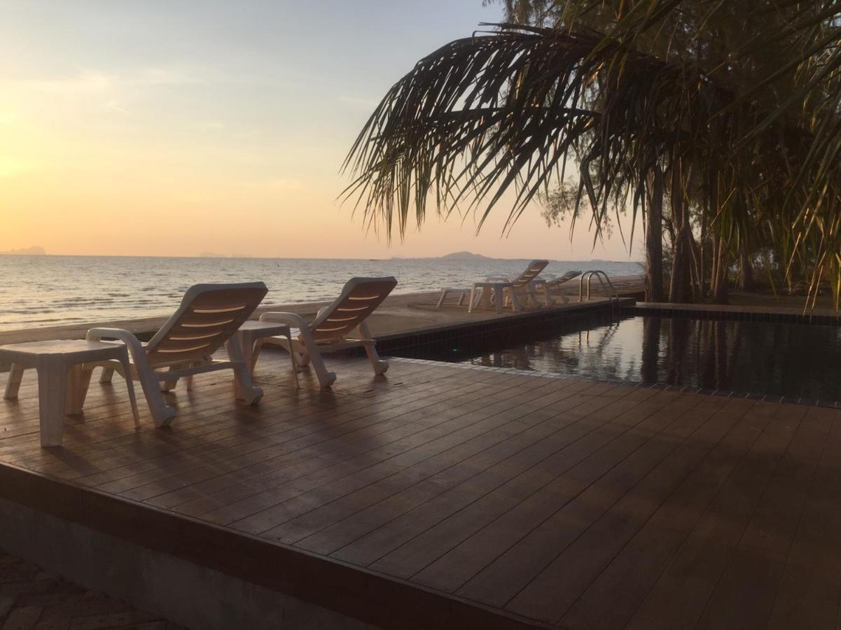 The Chevalley Beach Resort Satun Extérieur photo