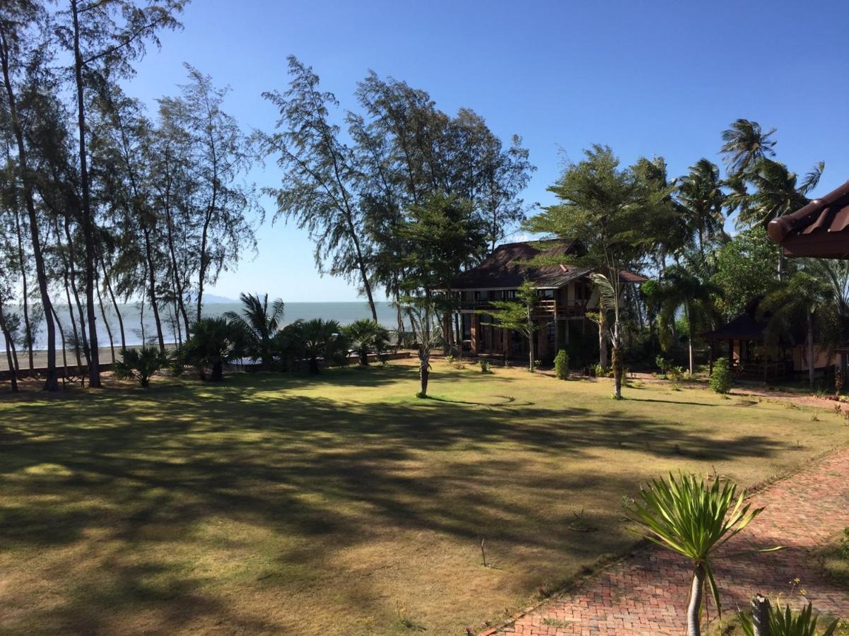 The Chevalley Beach Resort Satun Extérieur photo