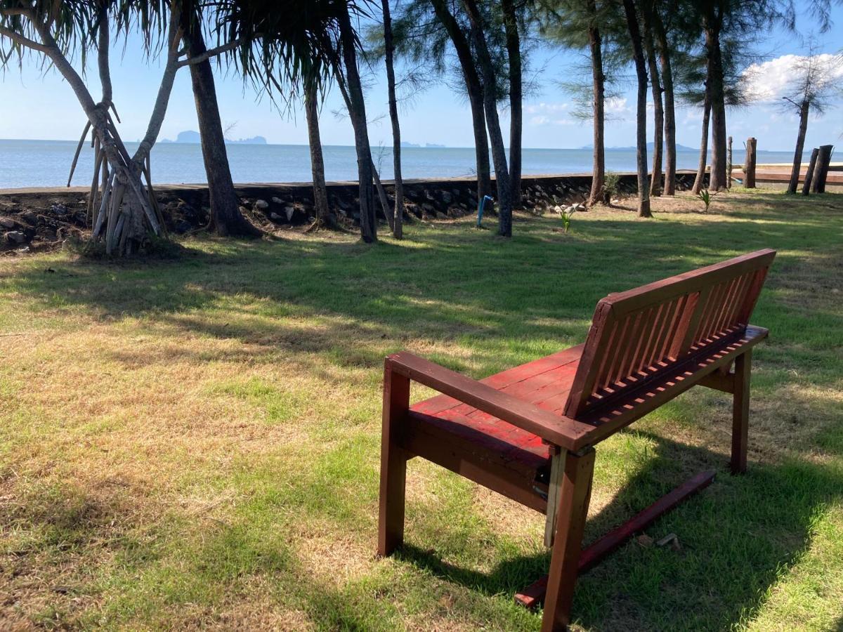 The Chevalley Beach Resort Satun Extérieur photo