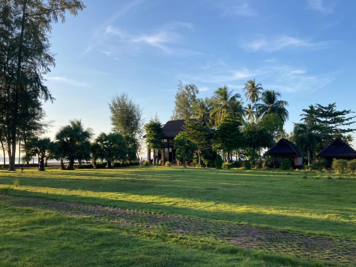 The Chevalley Beach Resort Satun Extérieur photo