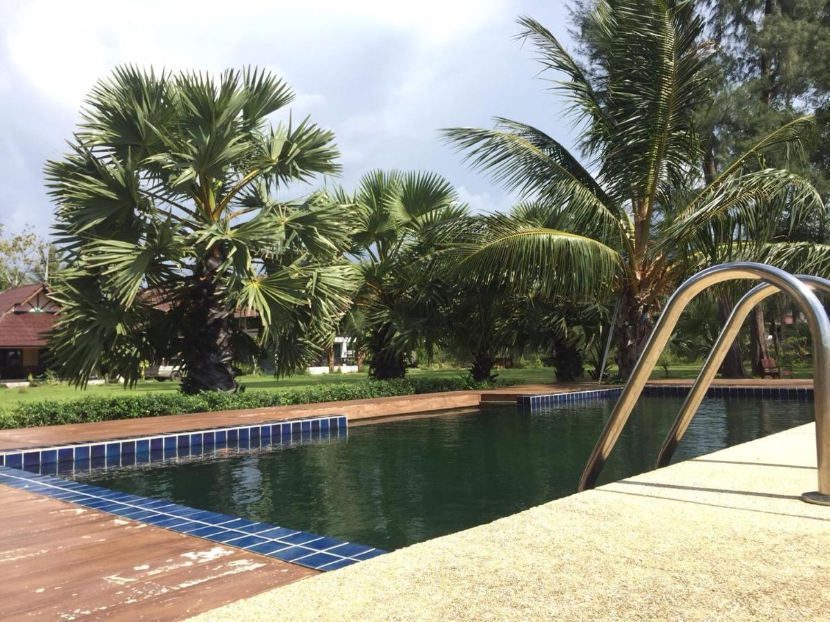 The Chevalley Beach Resort Satun Extérieur photo