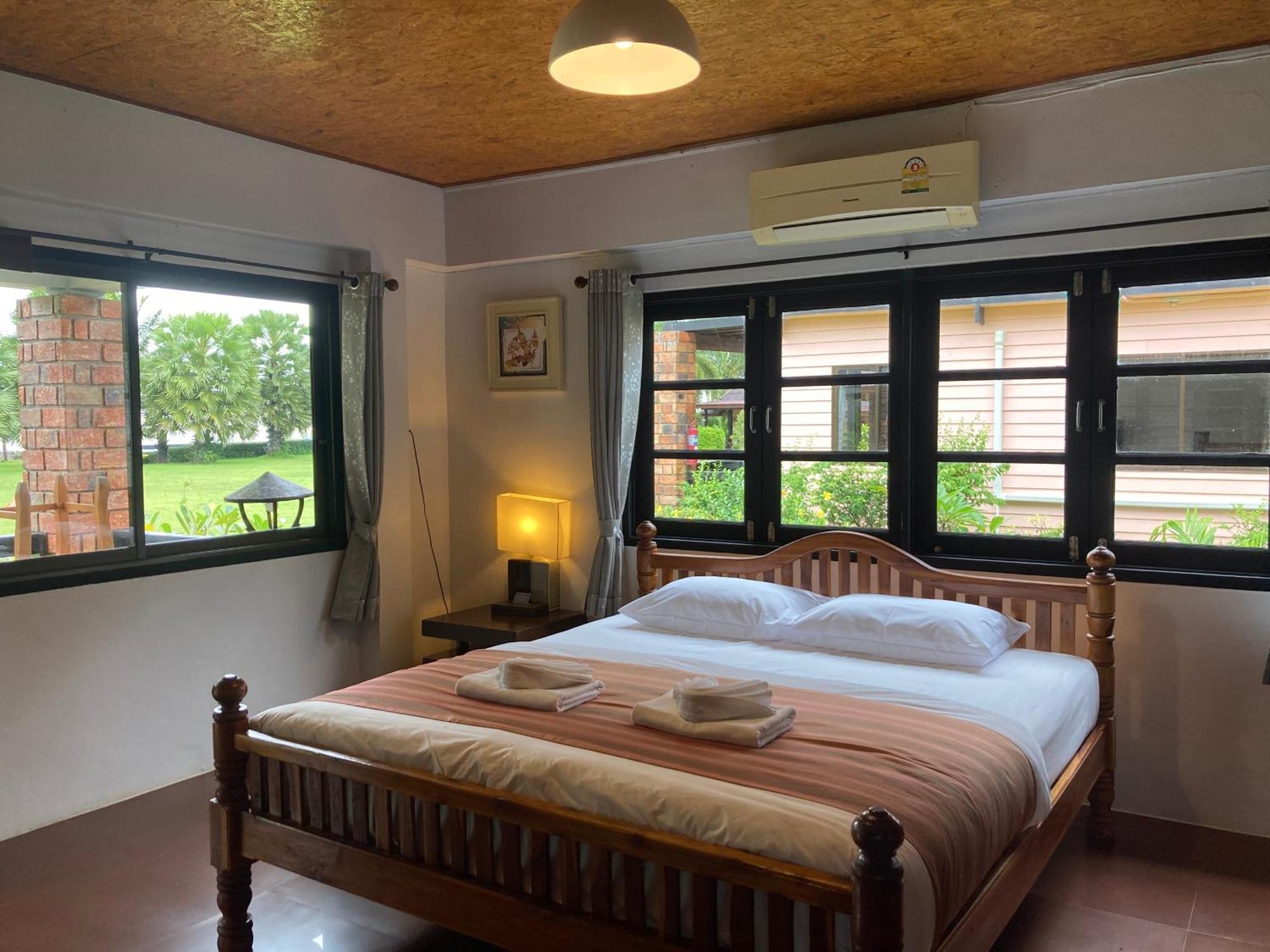 The Chevalley Beach Resort Satun Extérieur photo