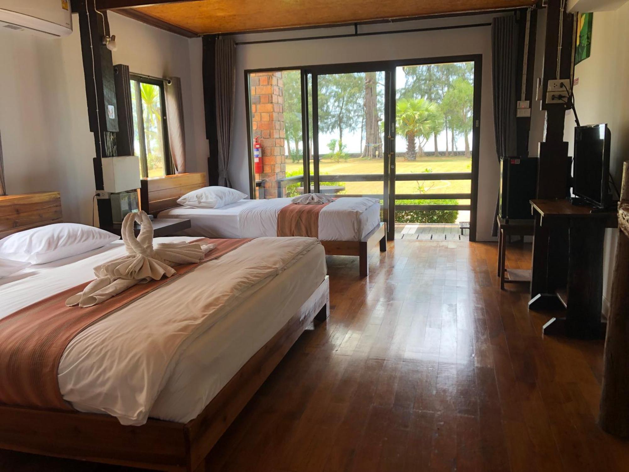The Chevalley Beach Resort Satun Extérieur photo