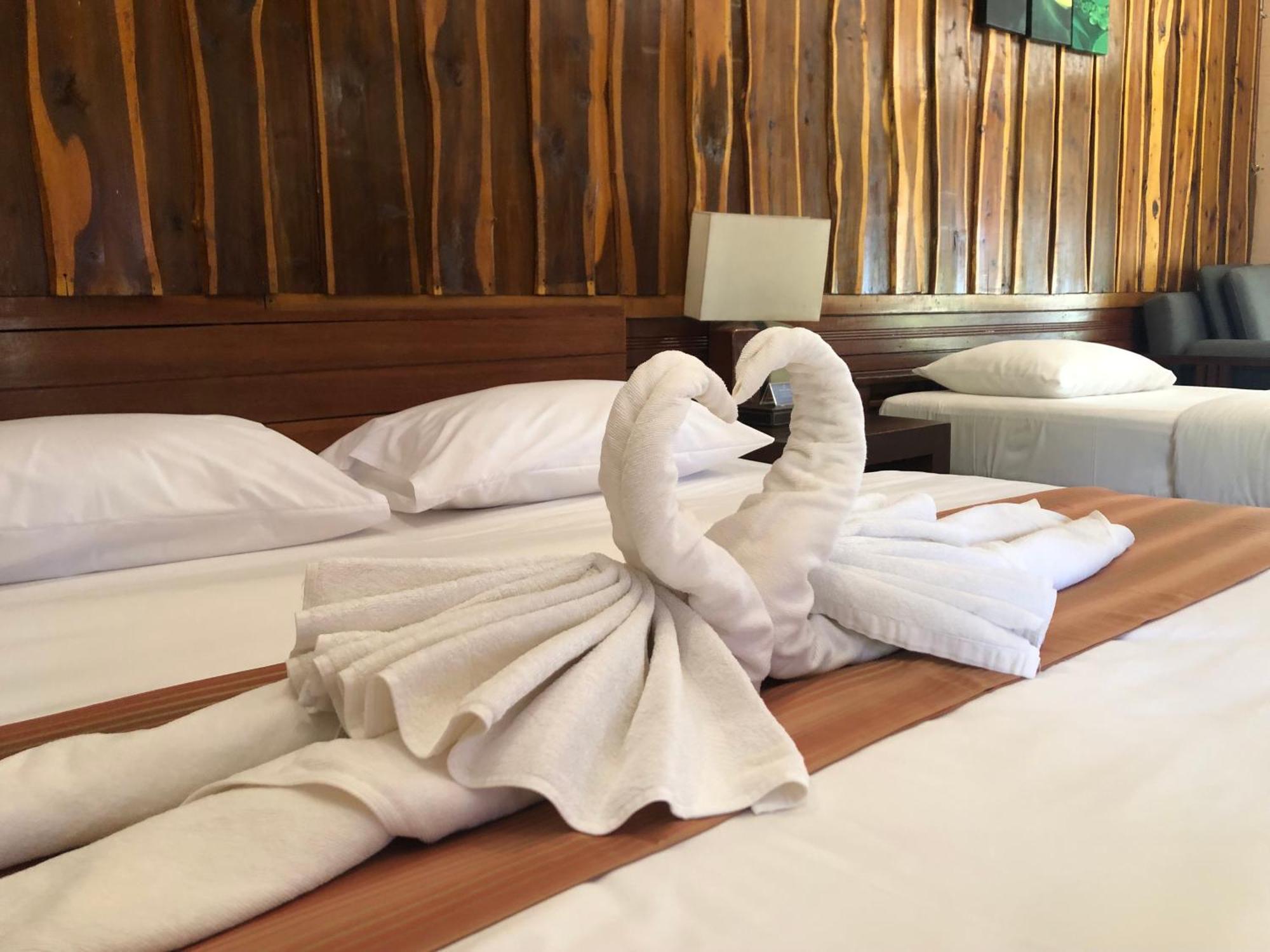 The Chevalley Beach Resort Satun Extérieur photo