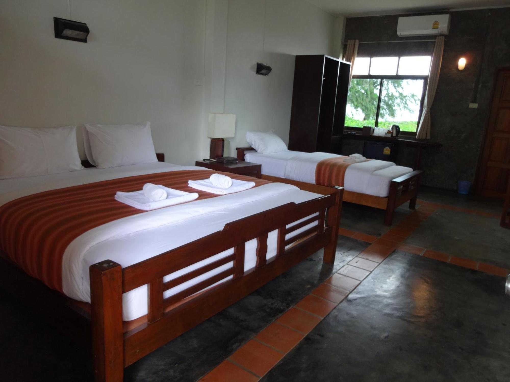 The Chevalley Beach Resort Satun Extérieur photo