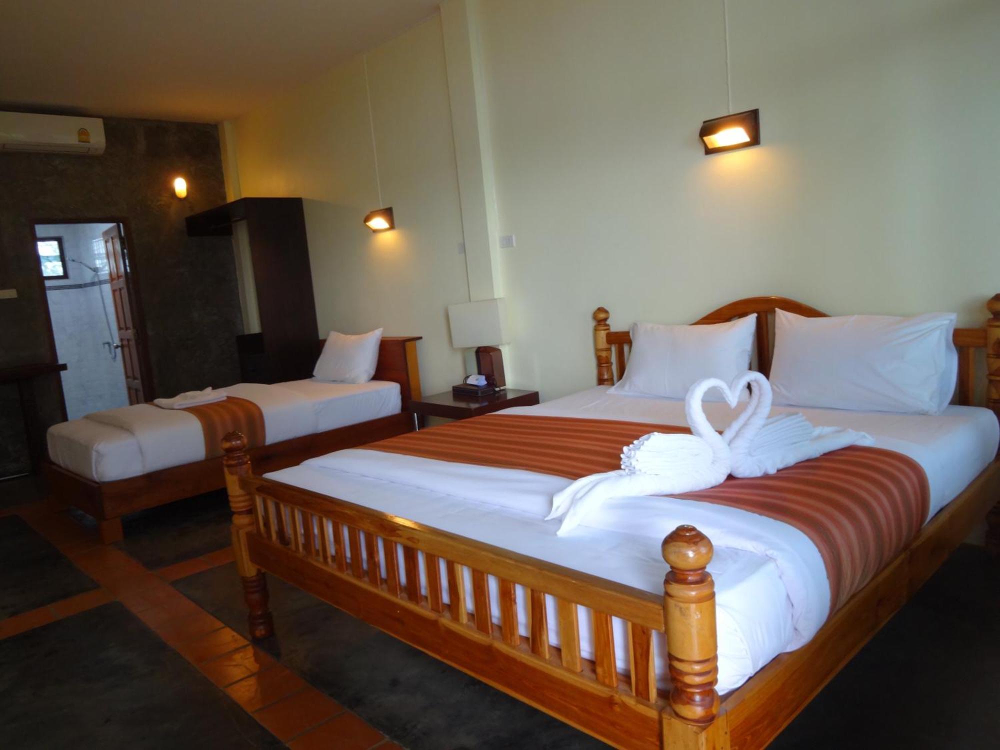 The Chevalley Beach Resort Satun Extérieur photo