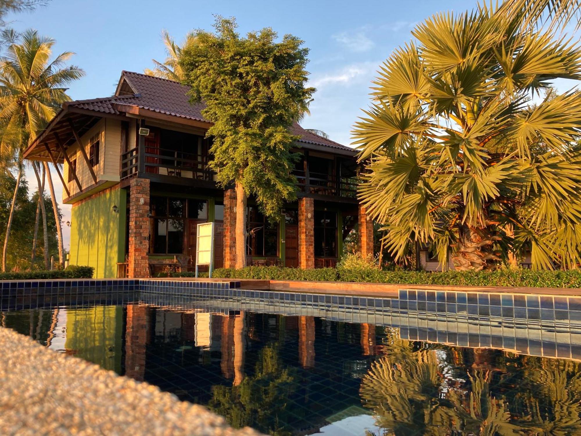 The Chevalley Beach Resort Satun Extérieur photo