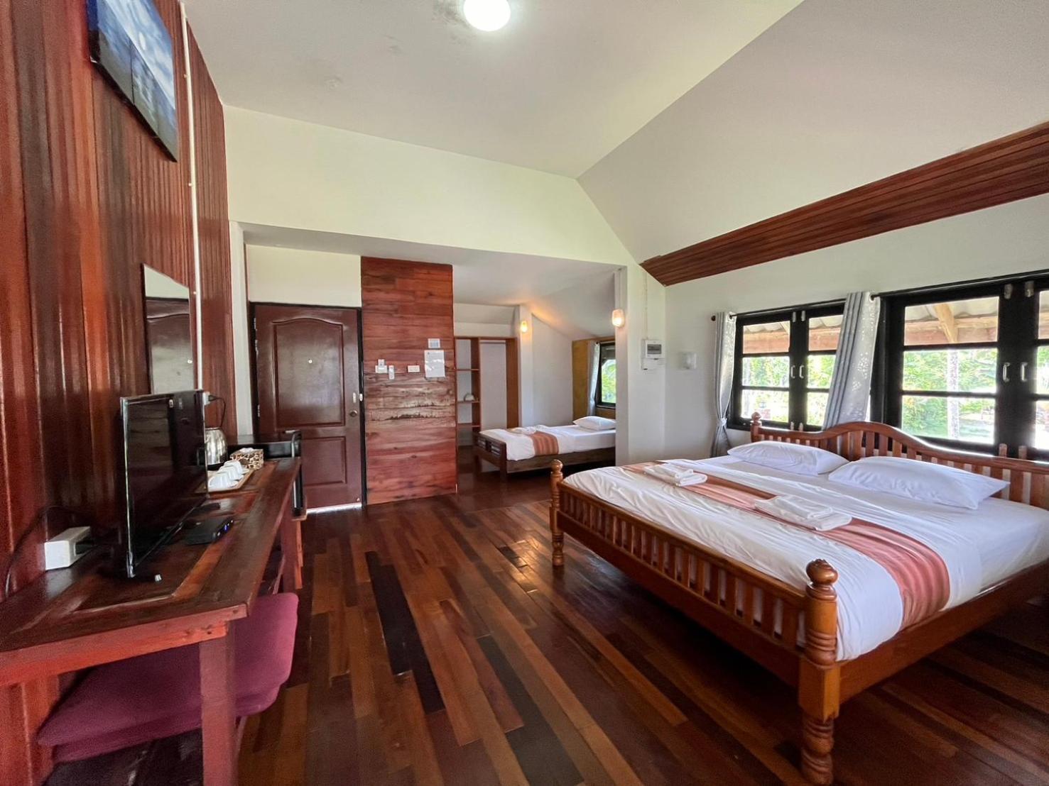 The Chevalley Beach Resort Satun Extérieur photo