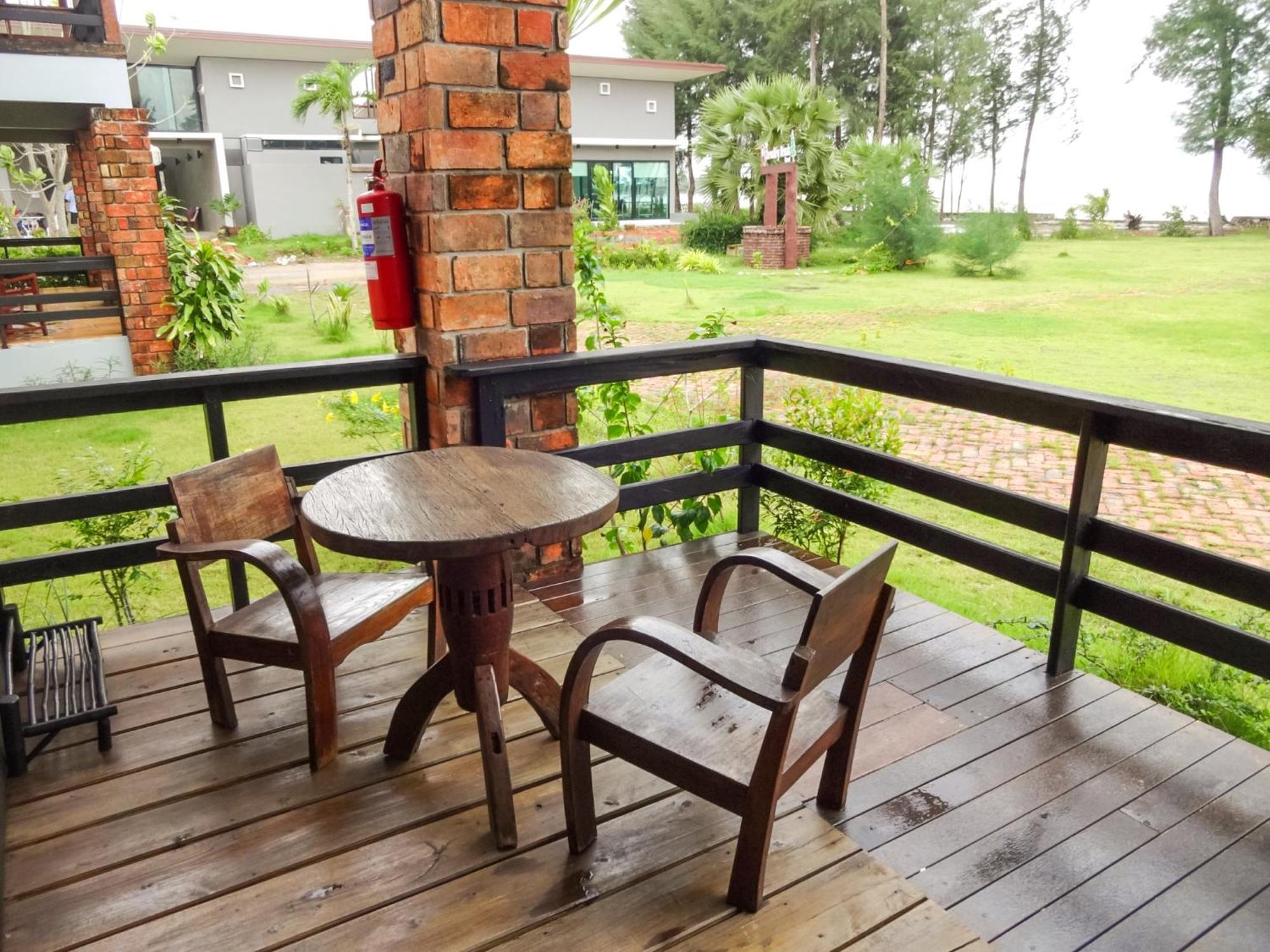 The Chevalley Beach Resort Satun Extérieur photo