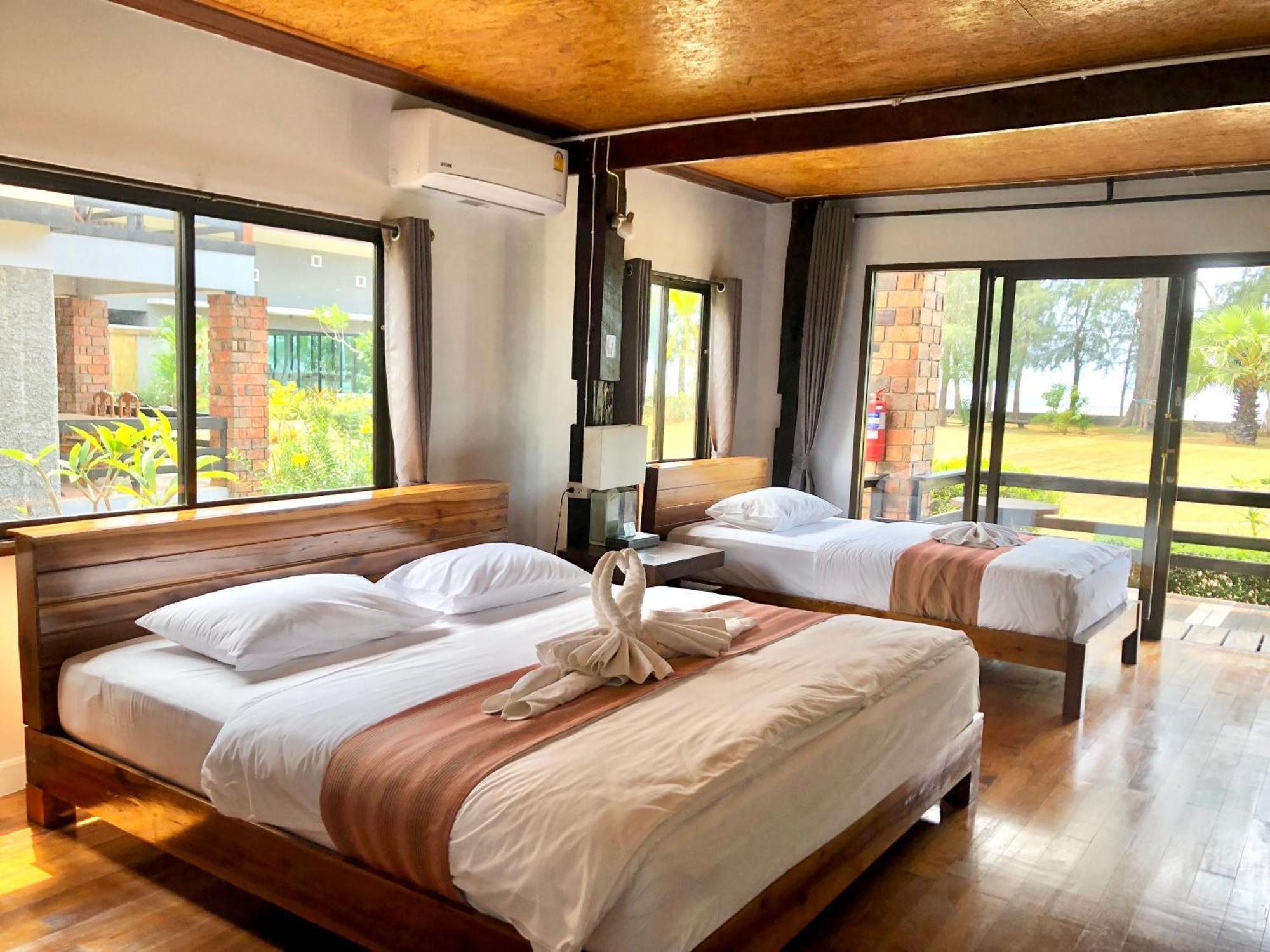 The Chevalley Beach Resort Satun Extérieur photo