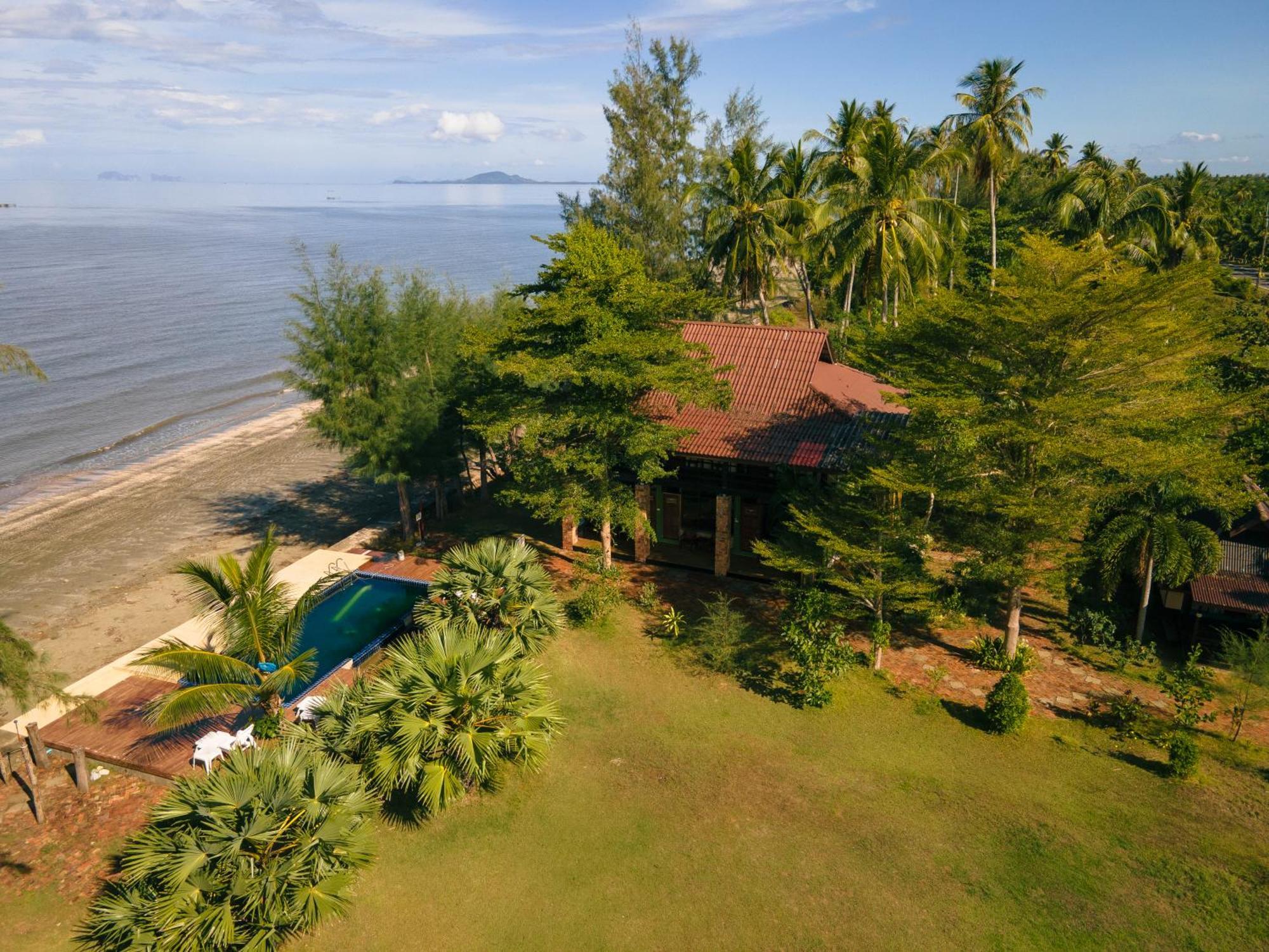 The Chevalley Beach Resort Satun Extérieur photo