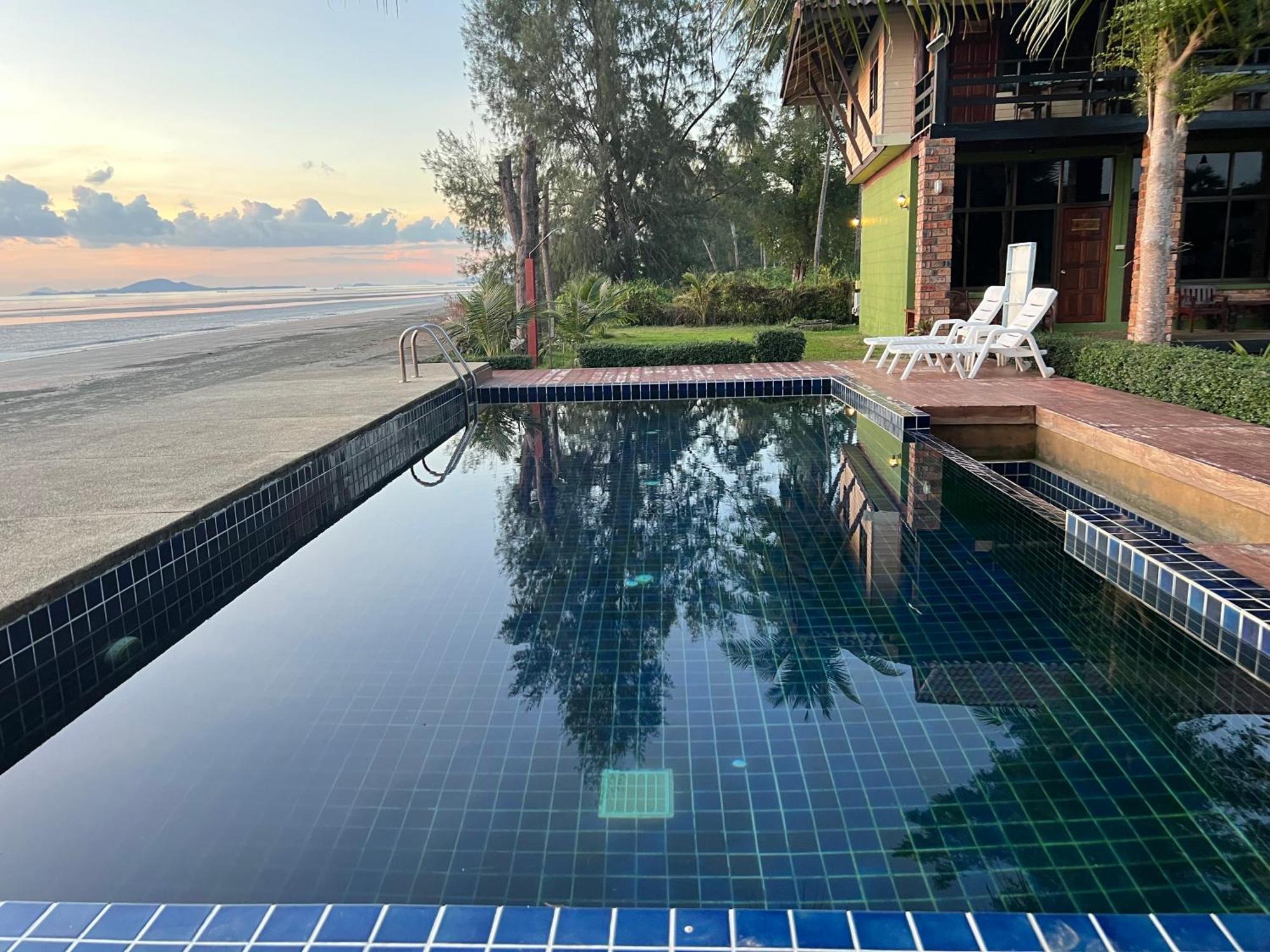 The Chevalley Beach Resort Satun Extérieur photo