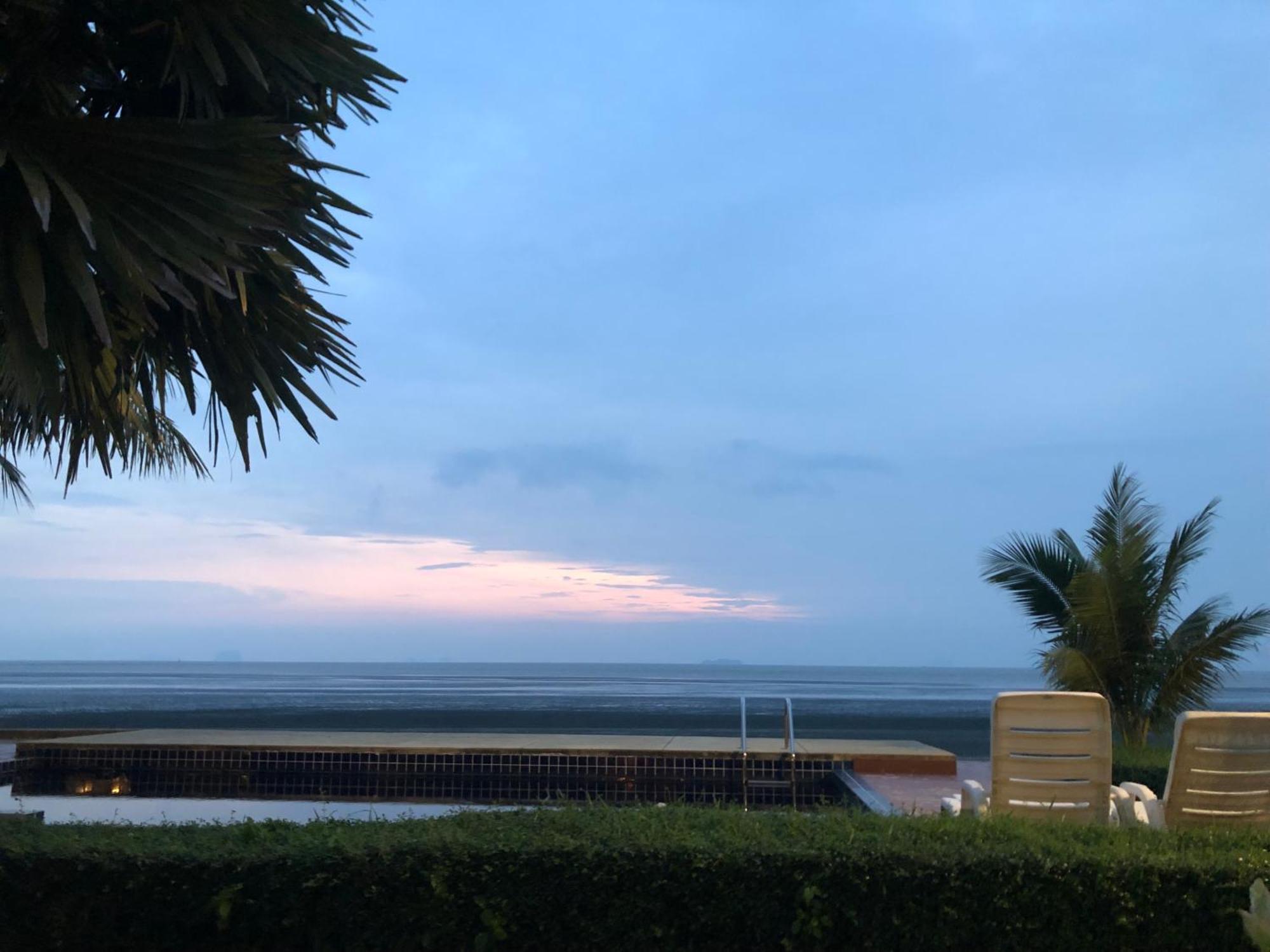 The Chevalley Beach Resort Satun Extérieur photo