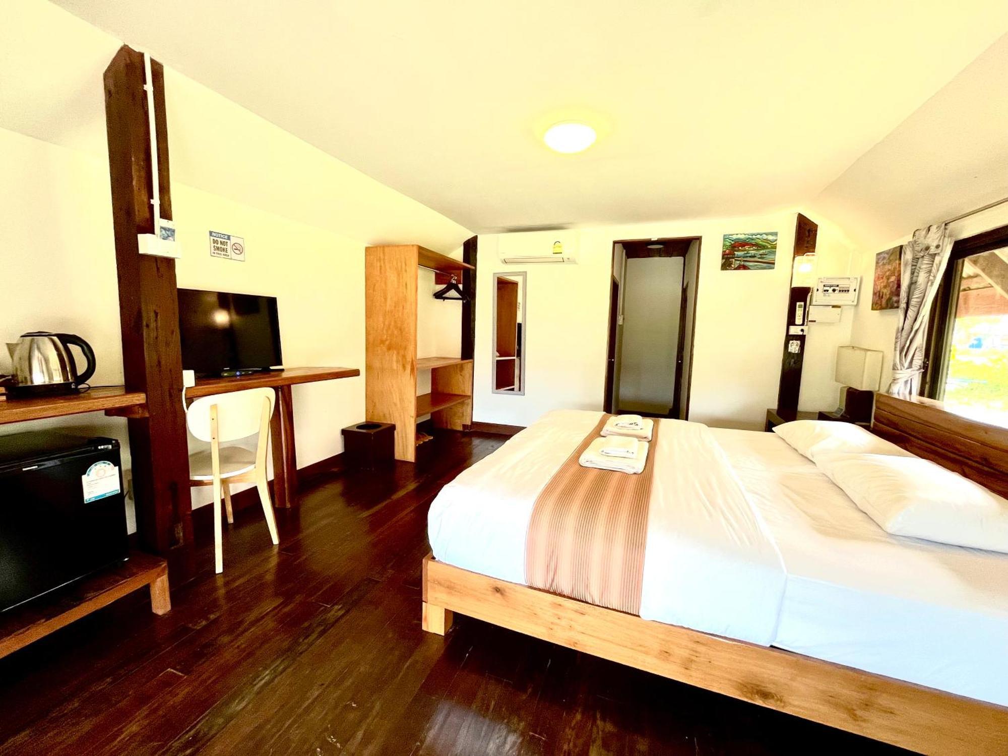 The Chevalley Beach Resort Satun Extérieur photo